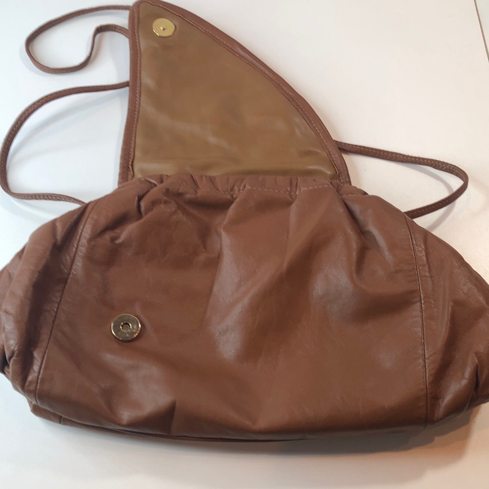 Vintage Chic Brown Shoulder Bag with Artistic Flap - Picture 5 of 13